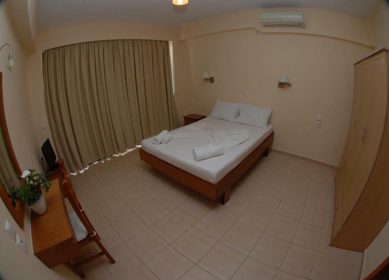Nikos Hotel And Apartments Саранда Екстер'єр фото