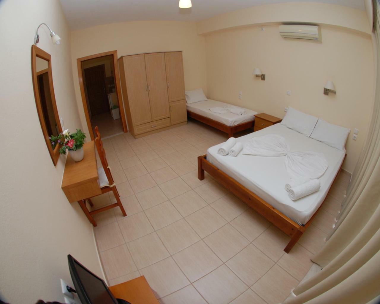 Nikos Hotel And Apartments Саранда Екстер'єр фото