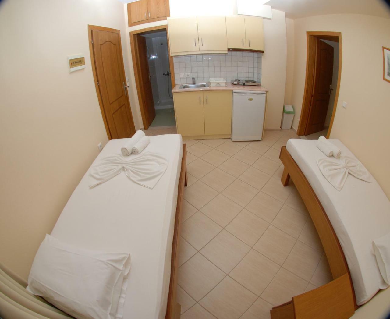 Nikos Hotel And Apartments Саранда Екстер'єр фото