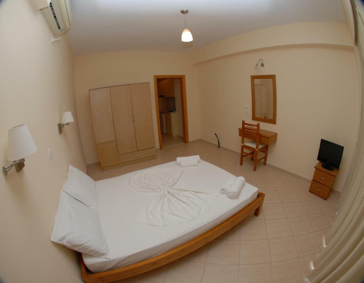 Nikos Hotel And Apartments Саранда Екстер'єр фото