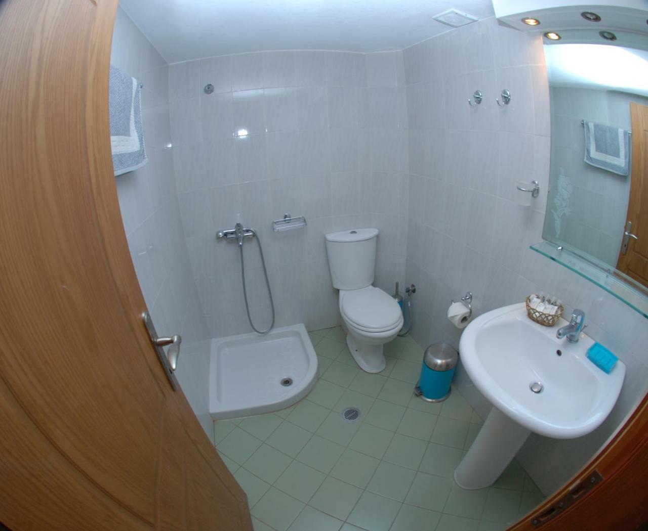 Nikos Hotel And Apartments Саранда Екстер'єр фото