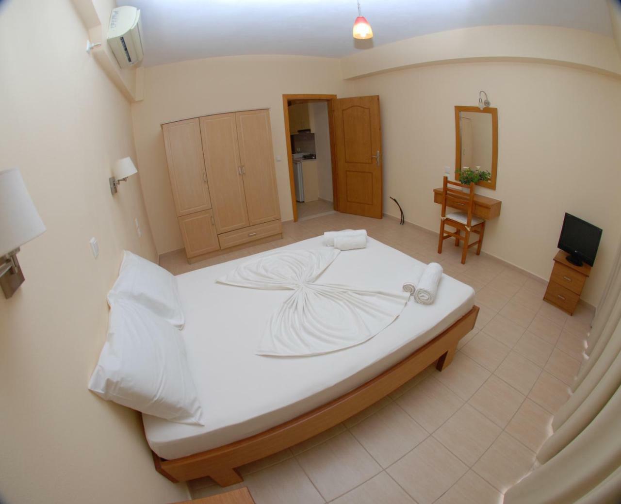 Nikos Hotel And Apartments Саранда Екстер'єр фото
